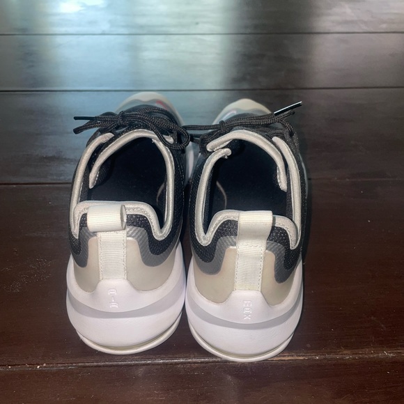 Nike AirMax Axis size 5 youth 7 womens. - Picture 4 of 4